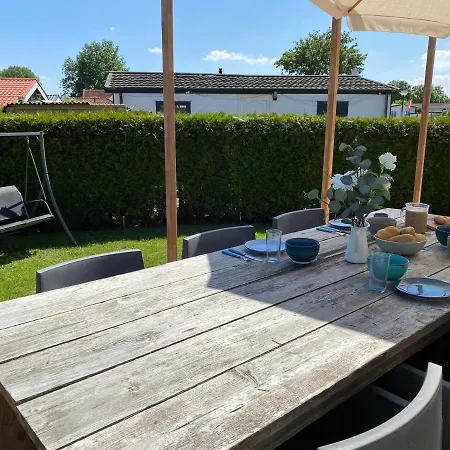Rustig Liggend Chalet Op Recreatiepark De Rhederlaagse Meren Chalet Lathum