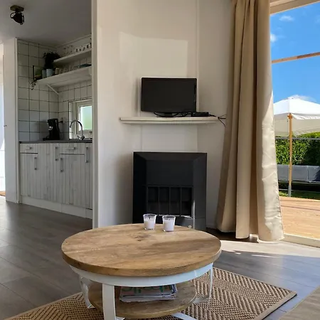 Rustig Liggend Chalet Op Recreatiepark De Rhederlaagse Meren Lathum