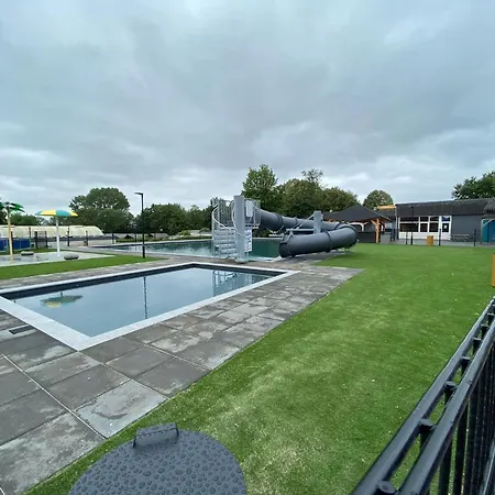 Rustig Liggend Chalet Op Recreatiepark De Rhederlaagse Meren Chalet