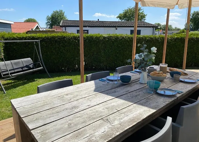 Rustig Liggend Chalet Op Recreatiepark De Rhederlaagse Meren Chalet Lathum