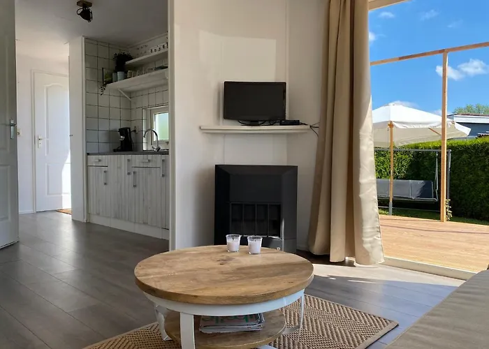 Rustig Liggend Chalet Op Recreatiepark De Rhederlaagse Meren Lathum
