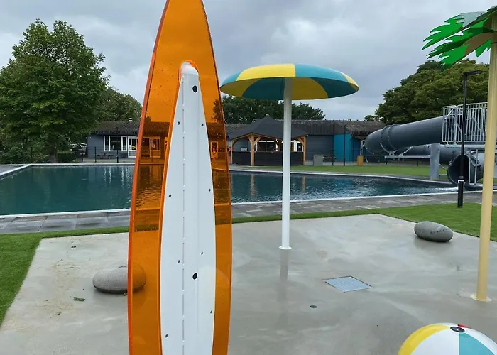 Chalet Rustig Liggend Chalet Op Recreatiepark De Rhederlaagse Meren Lathum