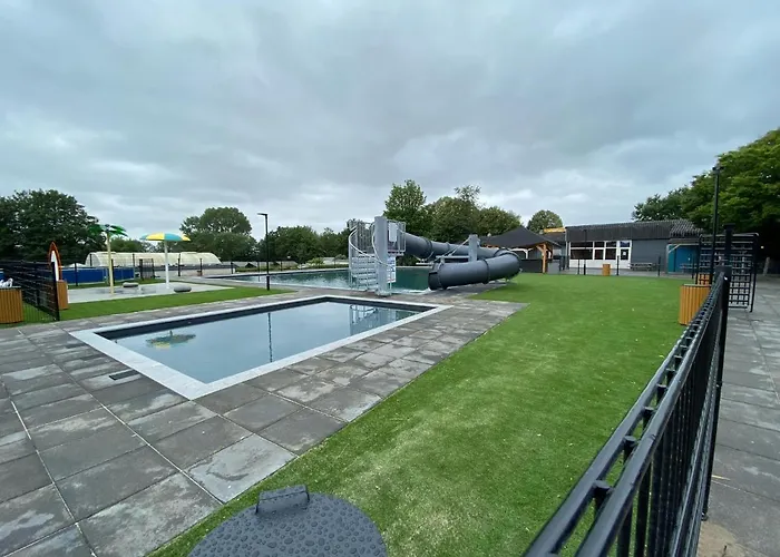 Rustig Liggend Chalet Op Recreatiepark De Rhederlaagse Meren Chalet