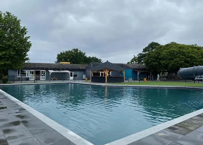 Chalet Rustig Liggend Chalet Op Recreatiepark De Rhederlaagse Meren