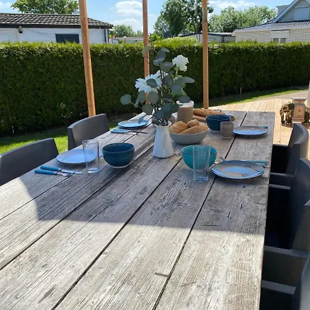 Alpesi faház Rustig Liggend Chalet Op Recreatiepark De Rhederlaagse Meren *