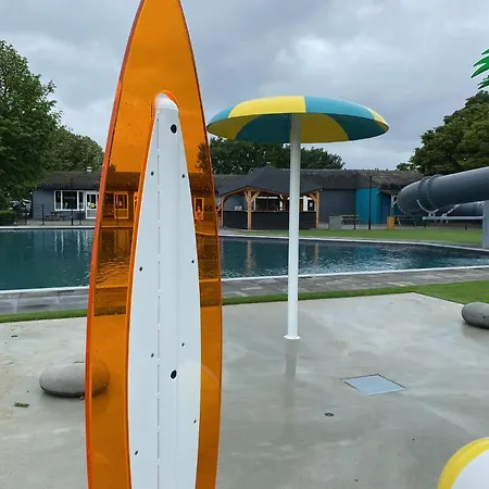 Chalet Rustig Liggend Chalet Op Recreatiepark De Rhederlaagse Meren Lathum