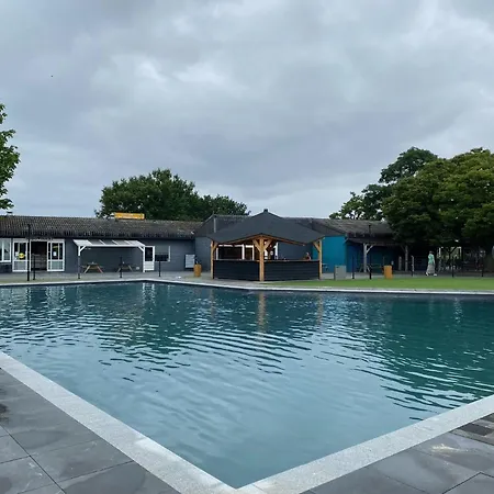 Chalet Rustig Liggend Chalet Op Recreatiepark De Rhederlaagse Meren