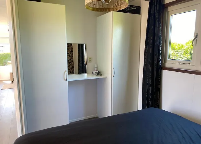 Rustig Liggend Chalet Op Recreatiepark De Rhederlaagse Meren Lathum